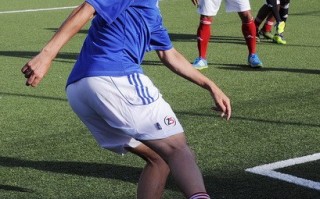 40岁以上还能踢足球吗，40岁以上还能踢足球吗女