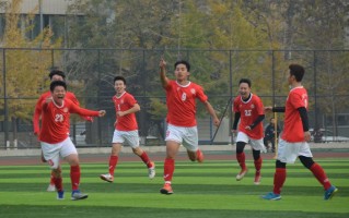 学生足球比赛踢点球吗，足球比赛中踢点球选哪个门由谁决定的